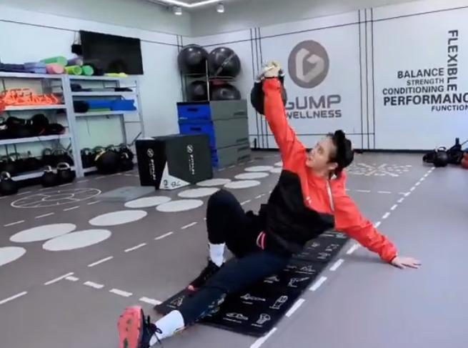 Zhang Xinyi posted fitness photos. His movements are very professional ...