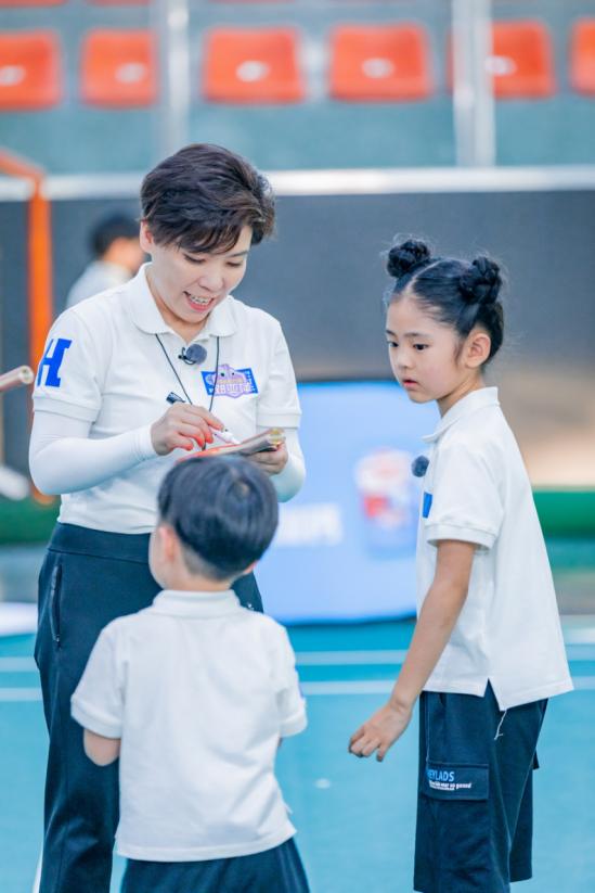 Deng Yaping, Fu Yuanhui, Shi Dongpeng, helping out in the 