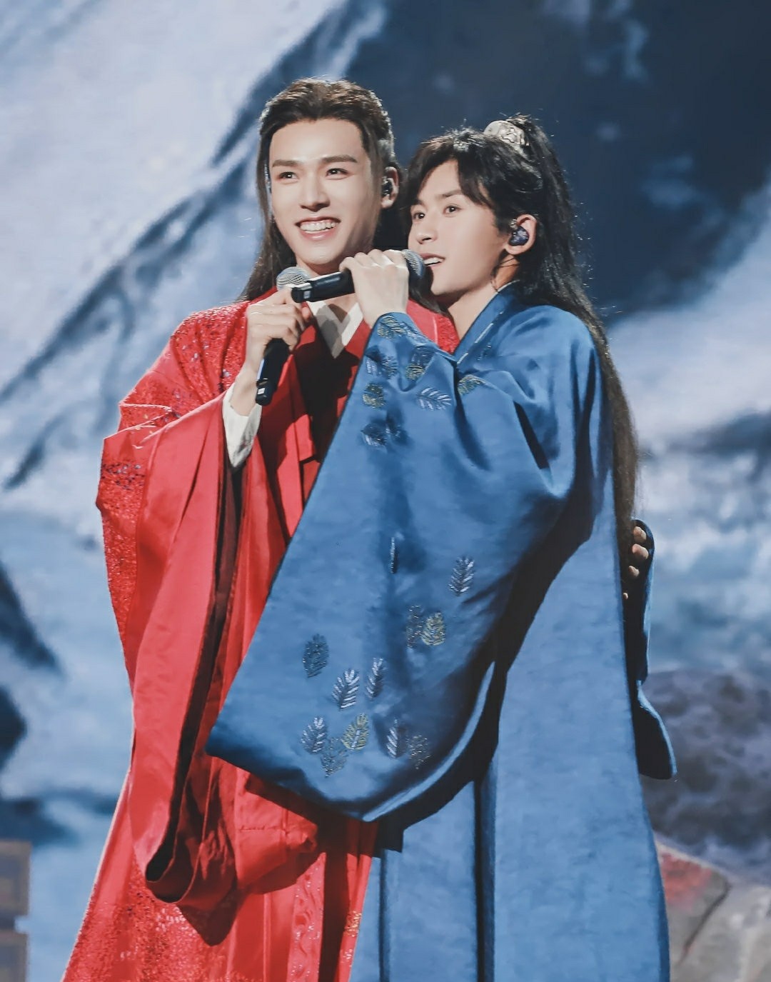 Gong Jun and Zhang Zhehan in the same frame iMedia