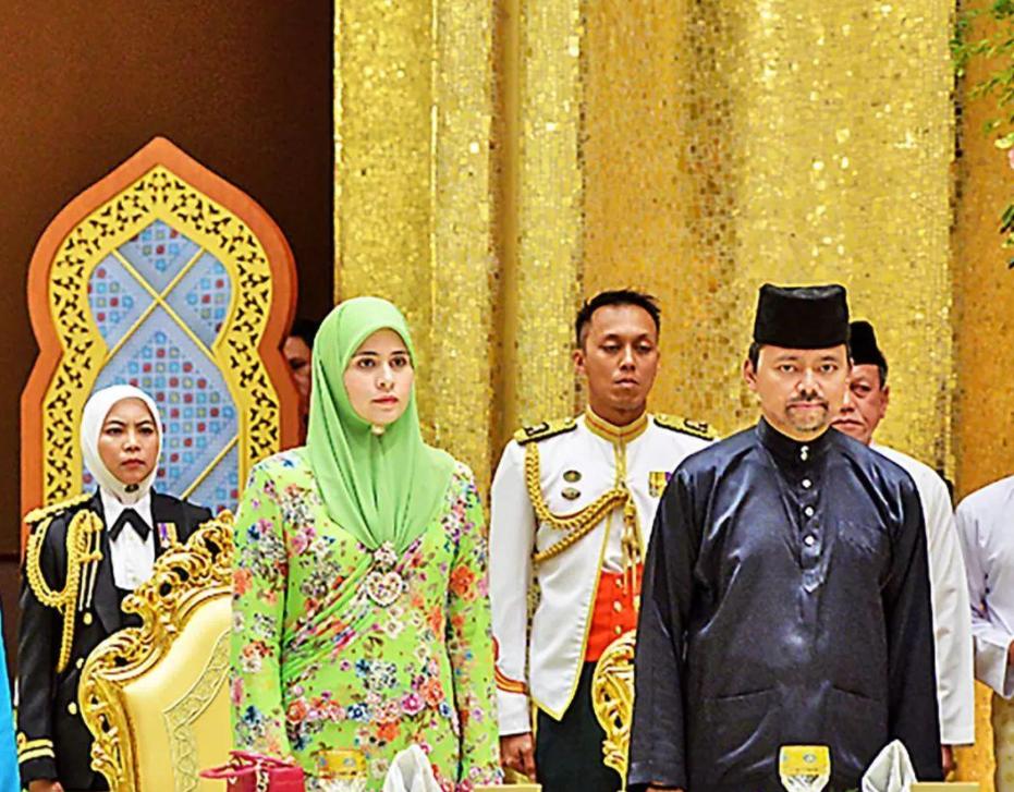 The Princess of Brunei greeted the King of Malaysia, hiding behind 