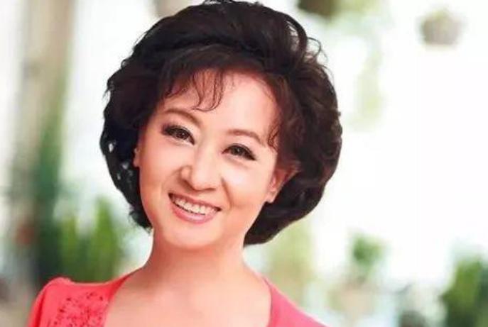 Zheng Xulan, a famous singer in the 1980s, went to the United States to ...