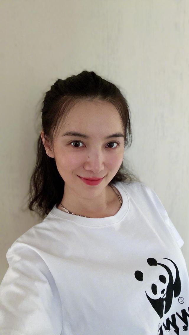 Song Jia was posed for a group photo by netizens. The real person has