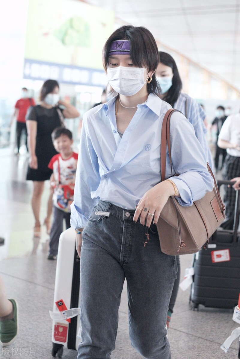 Zhou Bichang is very eye-catching wearing a blue shirt and diagonally ...