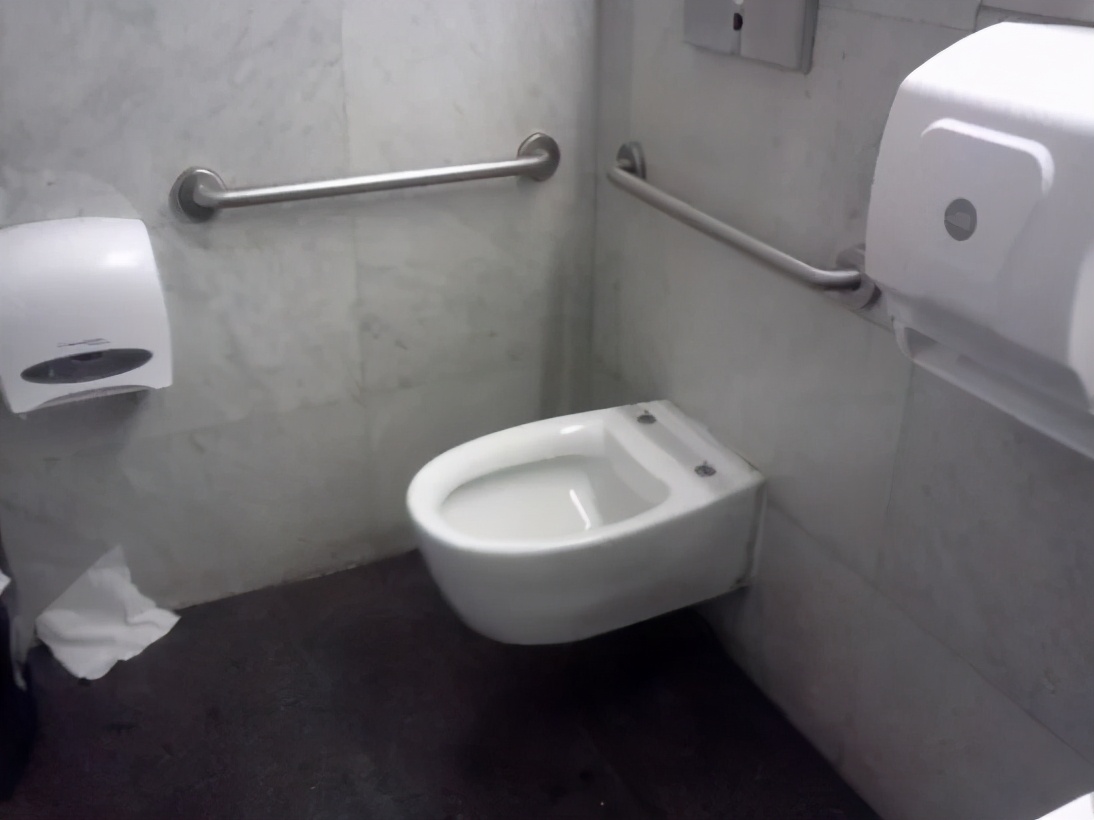 Why are there no toilet seats in Mexican toilets? iMedia
