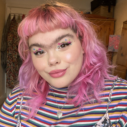 British woman's eyebrows are born together, she refuses to remove her