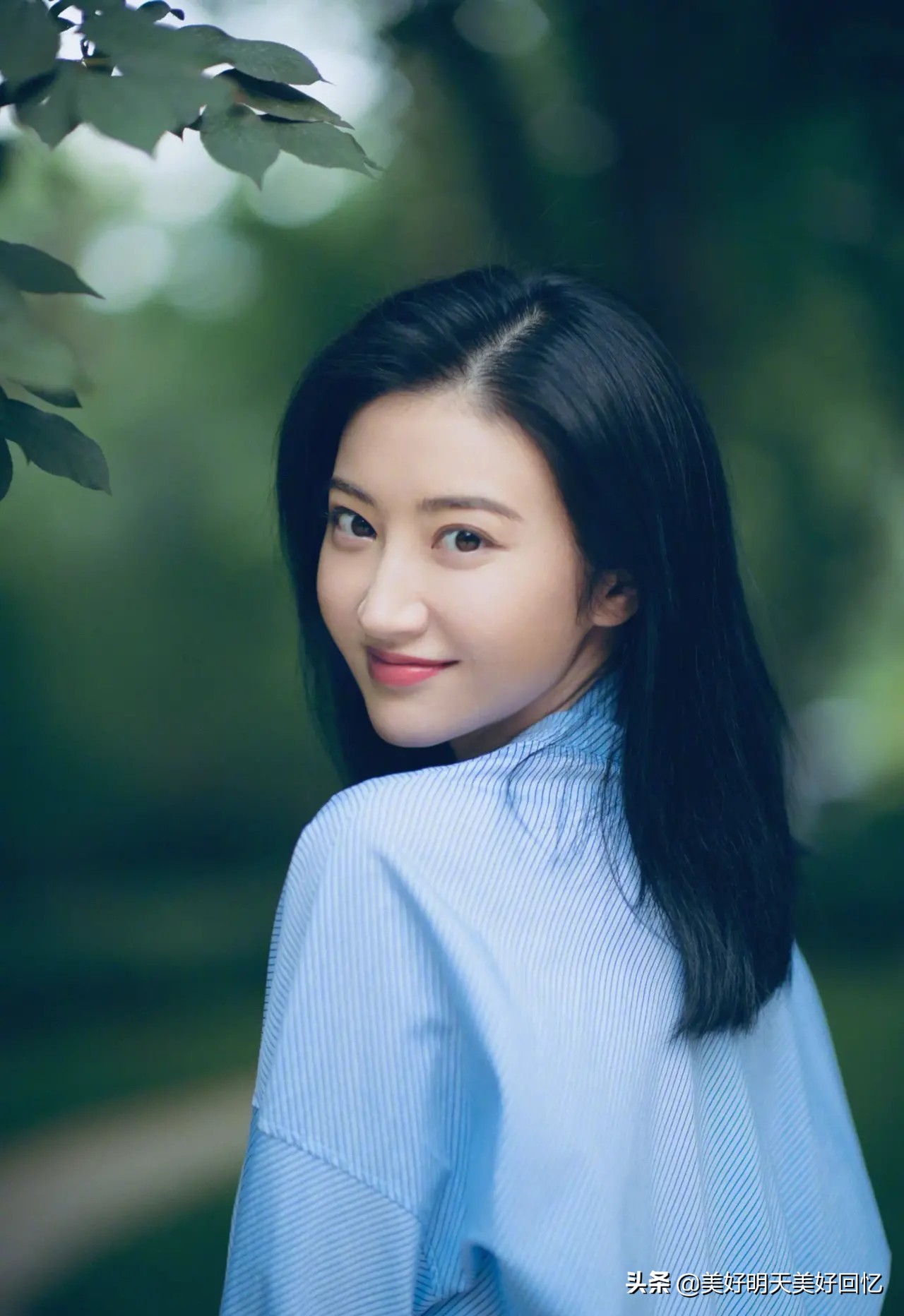 回眸一笑百媚生 美女美图 资讯咖