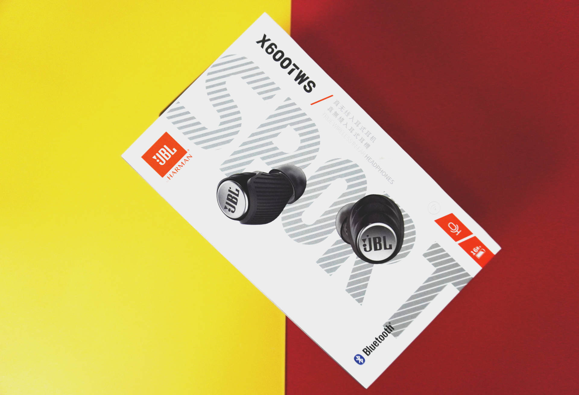 The screw-like grip makes the movement more sensational, the JBL ...