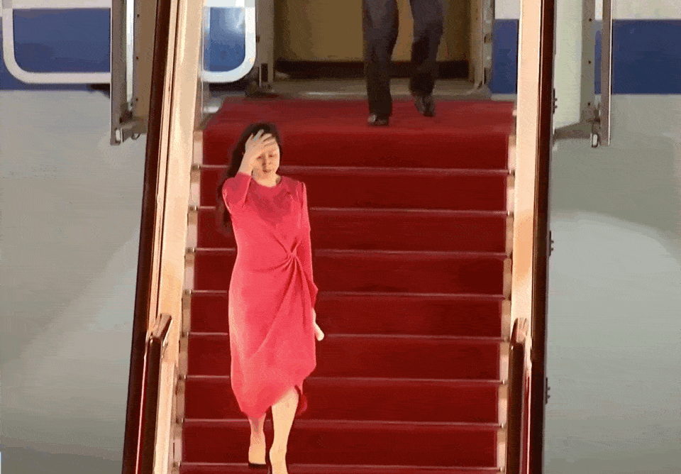 The Red Dress That Meng Wanzhou Wore When He Got Off The Plane And The Red Roses He Received All Tell Stories Minnews