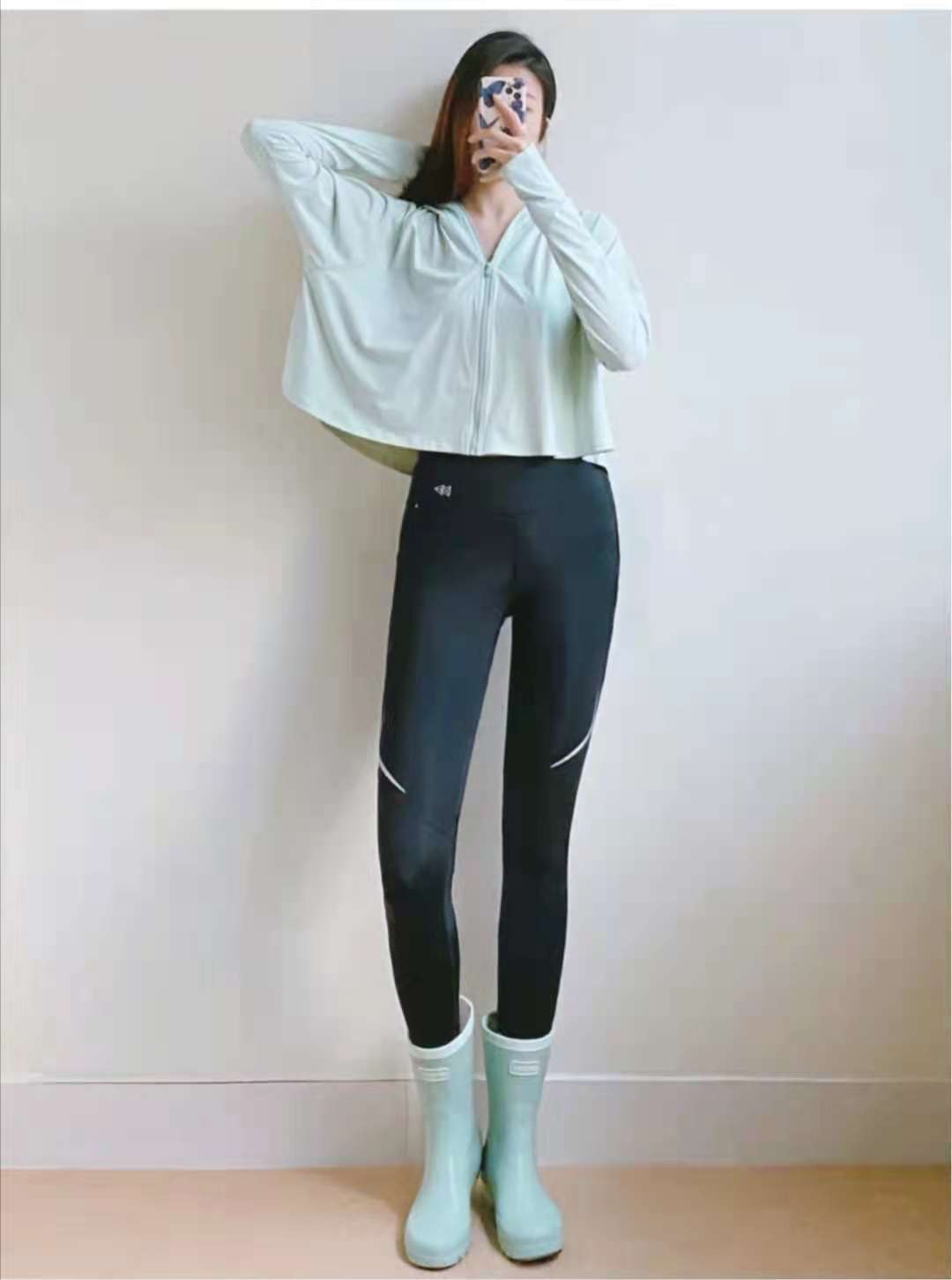 What color pants look good with a mint green top iMedia