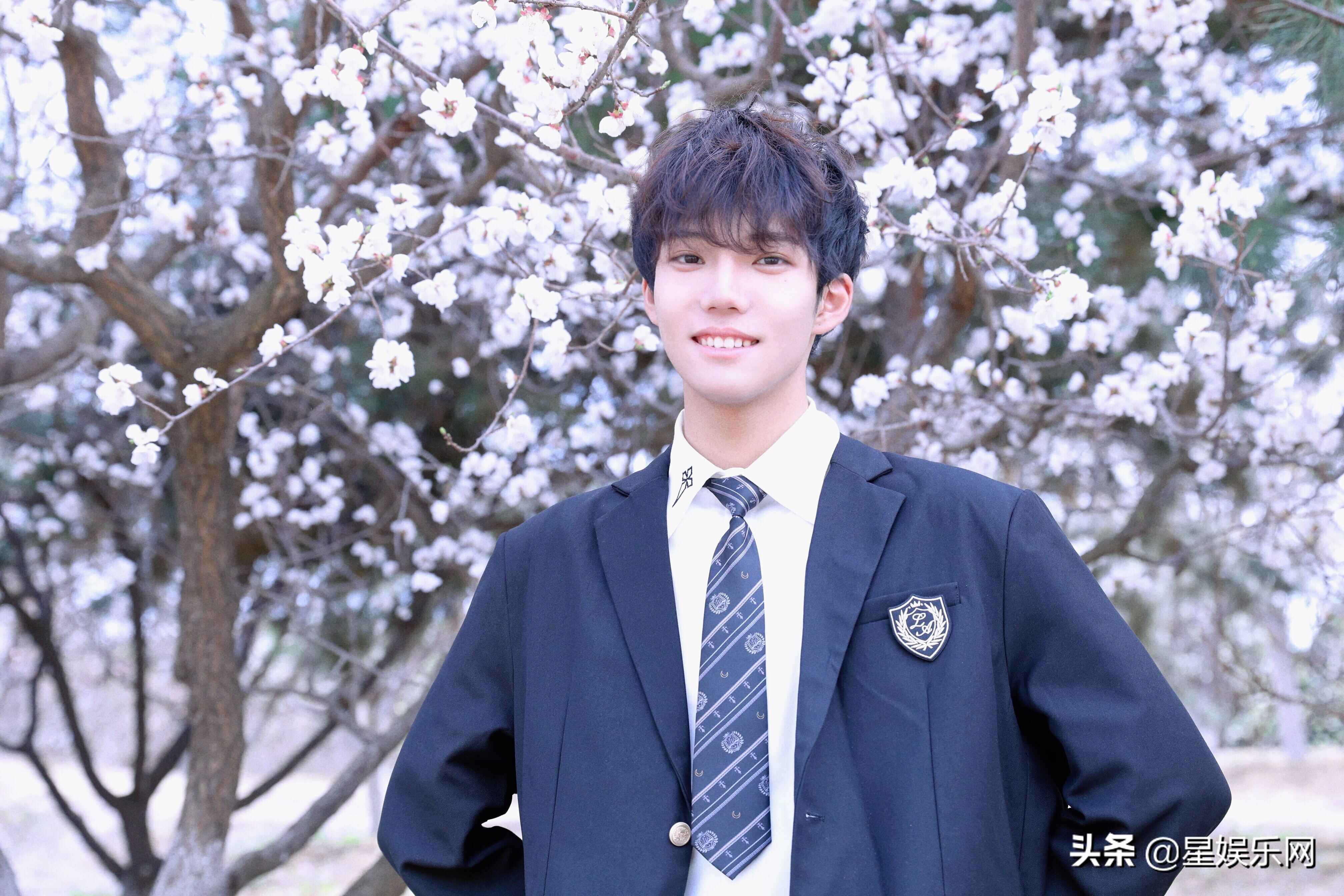 李逸晨春日限定写真曝光 日系制服少年冲破次元壁展现多元魅力 资讯咖