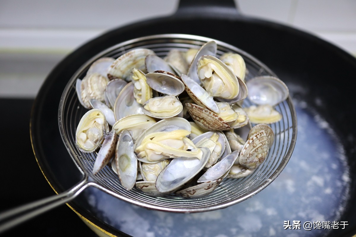 When washing clams don't just soak in salt water, the old fisherman