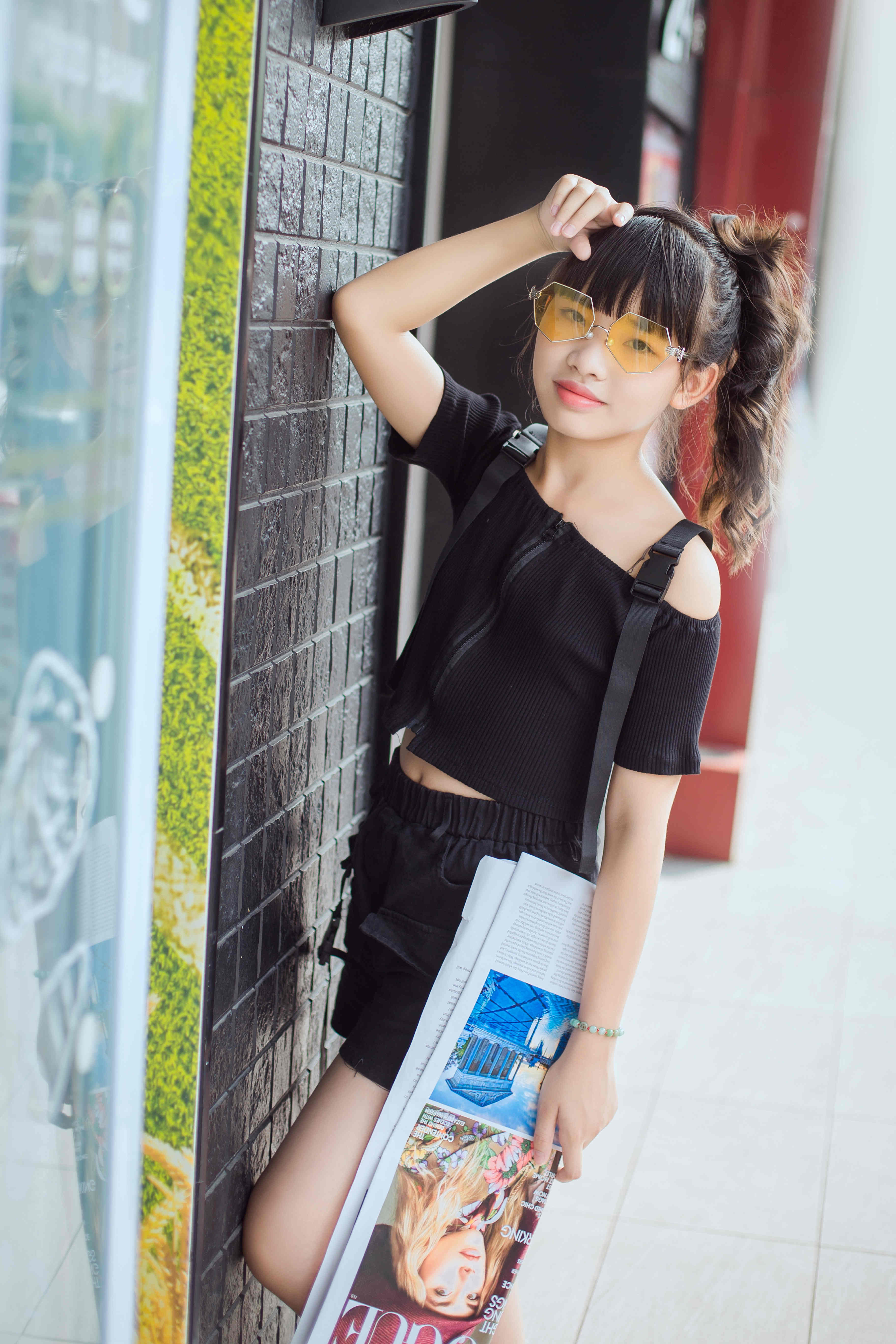 黄紫君全新写真上线 耍酷中藏不住的可爱潮范 资讯咖