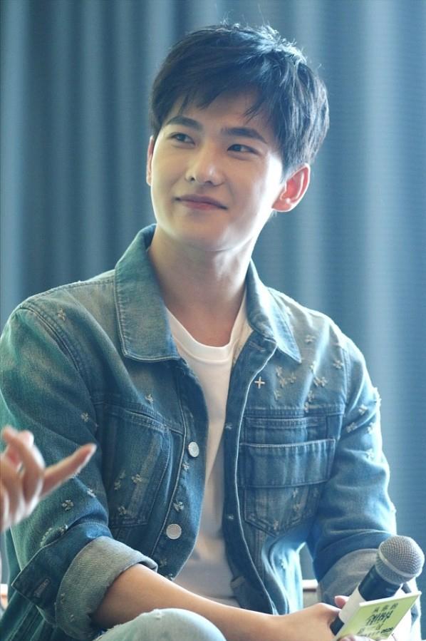 Yang Yang looks so handsome, wearing a denim jacket and jeans, he is a ...