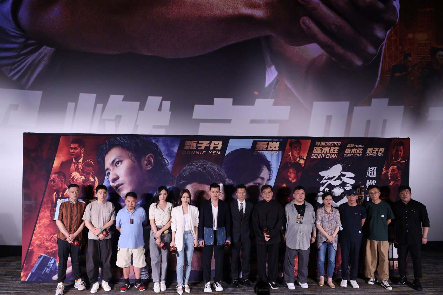 Netizens' reactions split after Jackie Chan mistakes Wu Yifan