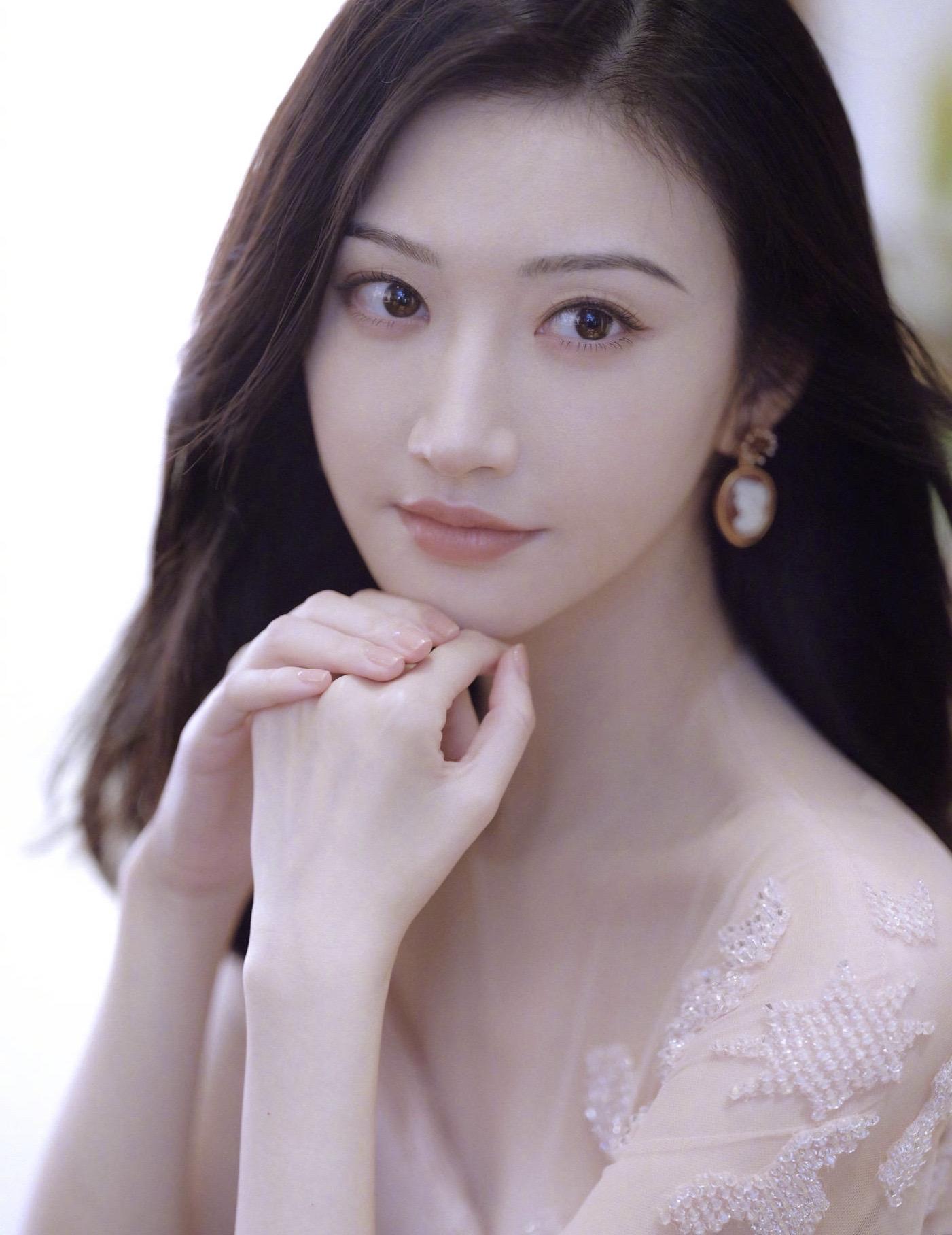 The white queen of Jing Tian is praised for her white hair and white ...