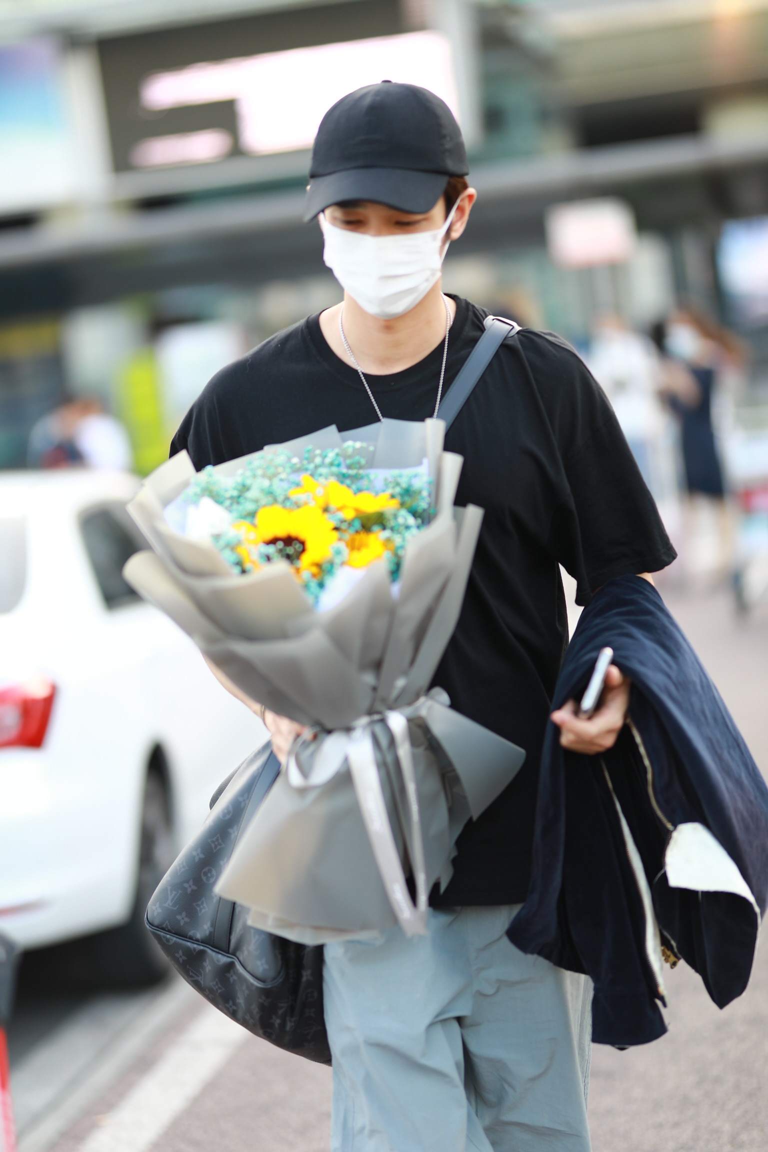 Liu Yihao showed up at the airport and was happy to receive flowers ...