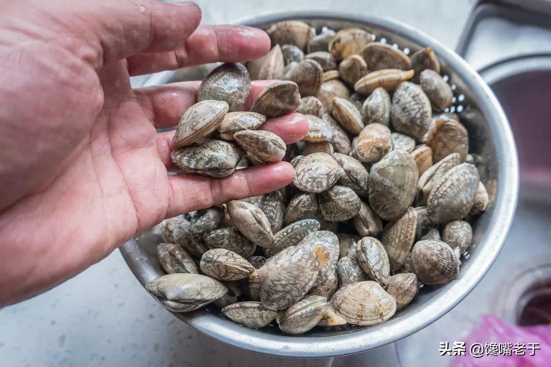 When washing clams don't just soak in salt water, the old fisherman