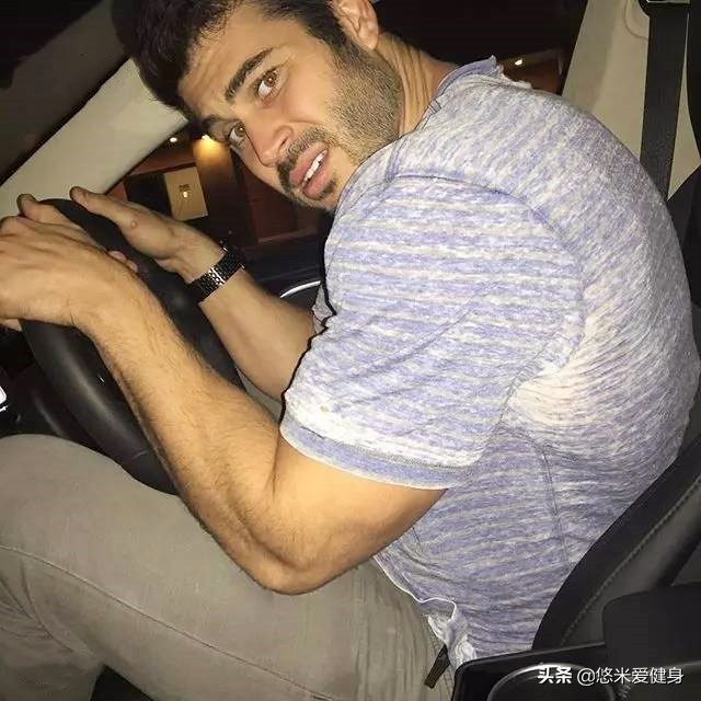 Handsome American muscular guy is 2 meters tall, squats 180 kg with a ...