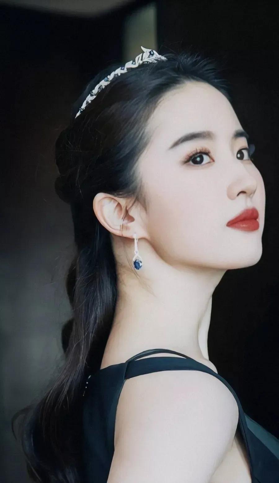 Liu Yifei, fair and beautiful, sexy and charming, with a sweet smile ...