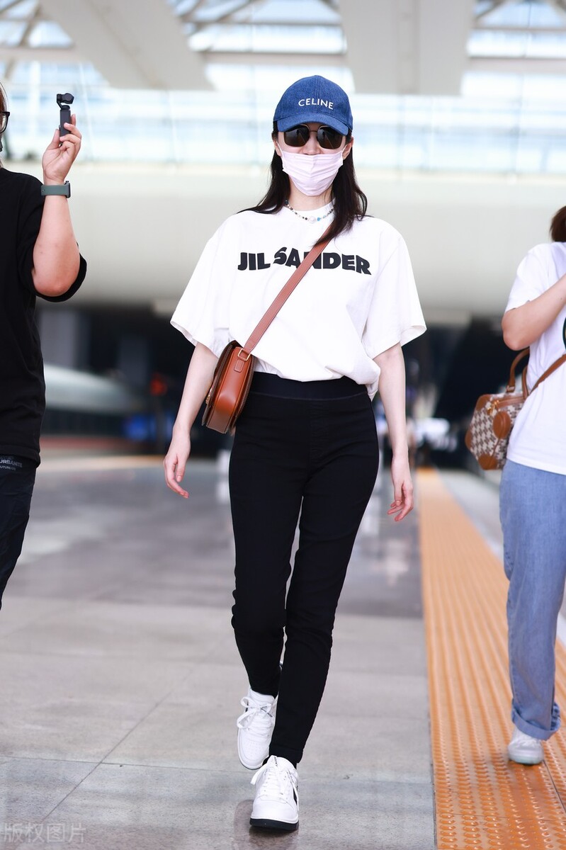 white t shirt with black leggings