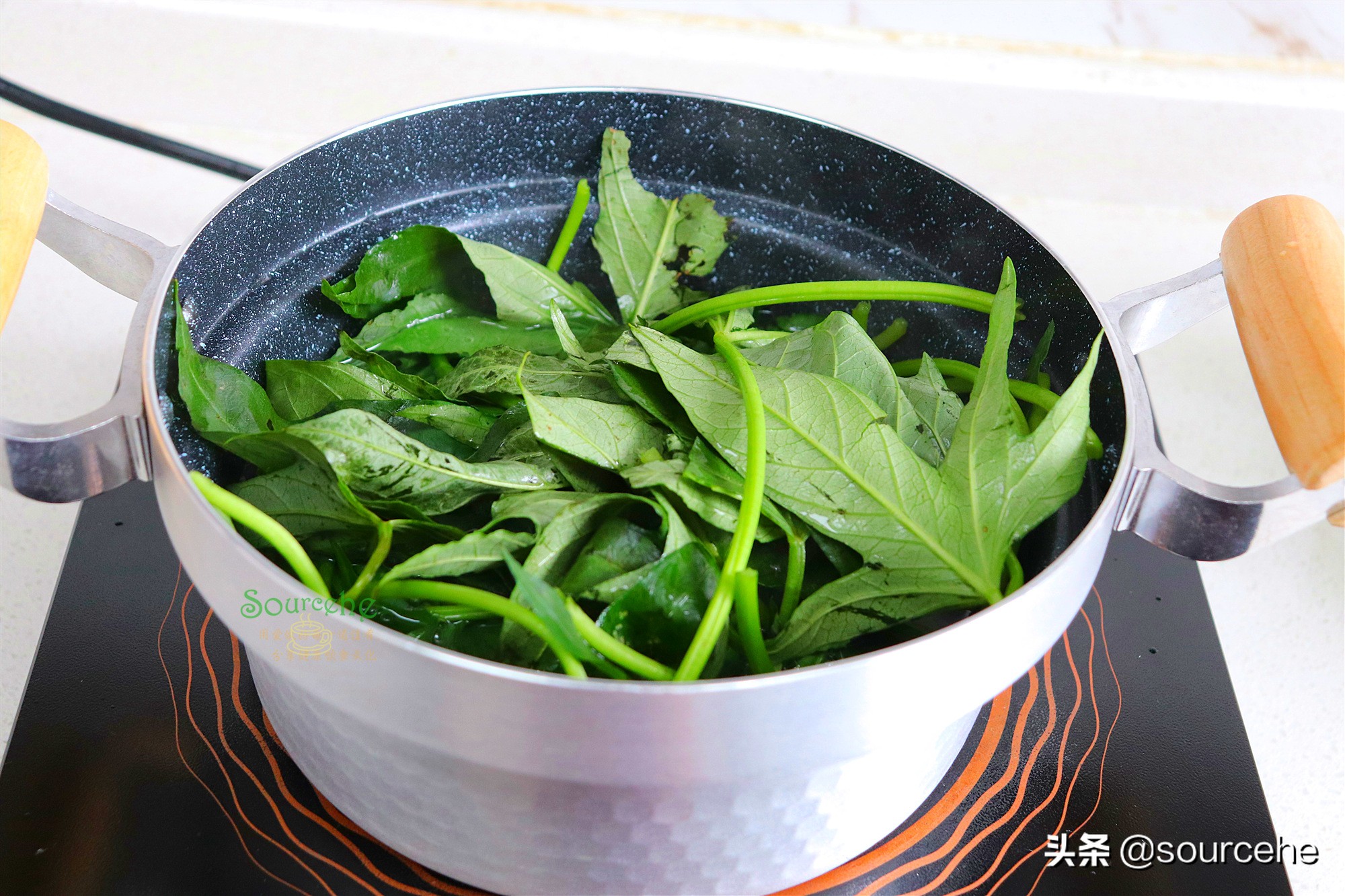 Sweet potato leaves are fed to pigs in the countryside. They are sold for 3 yuan in the city