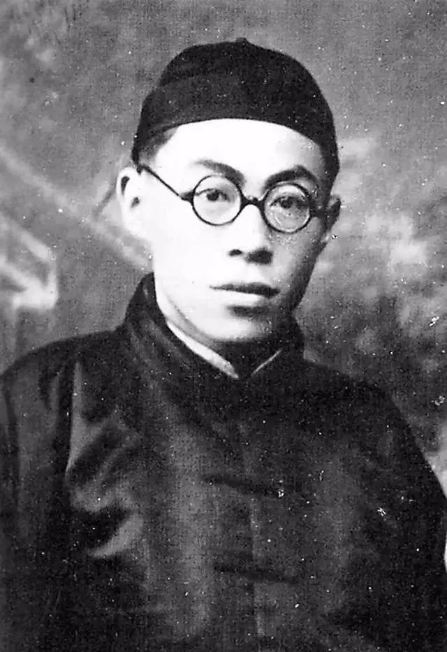 Wen Yiduo's "Red Candle" not only praises the red candle, but also reveals the cognitive process of people