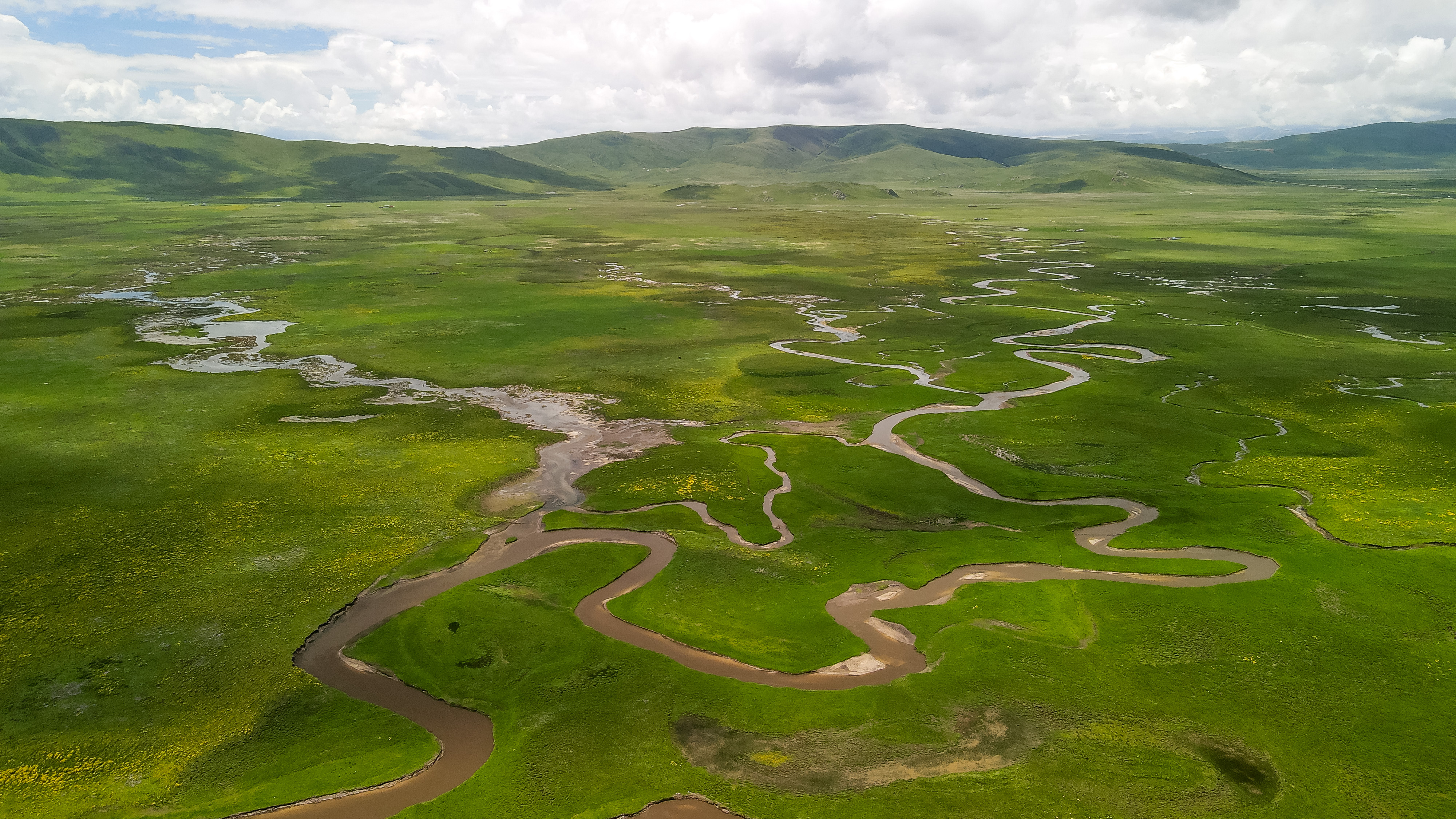 Gannan Zhaga is a small scenic spot, the grassy Guomang Wetland, the ...