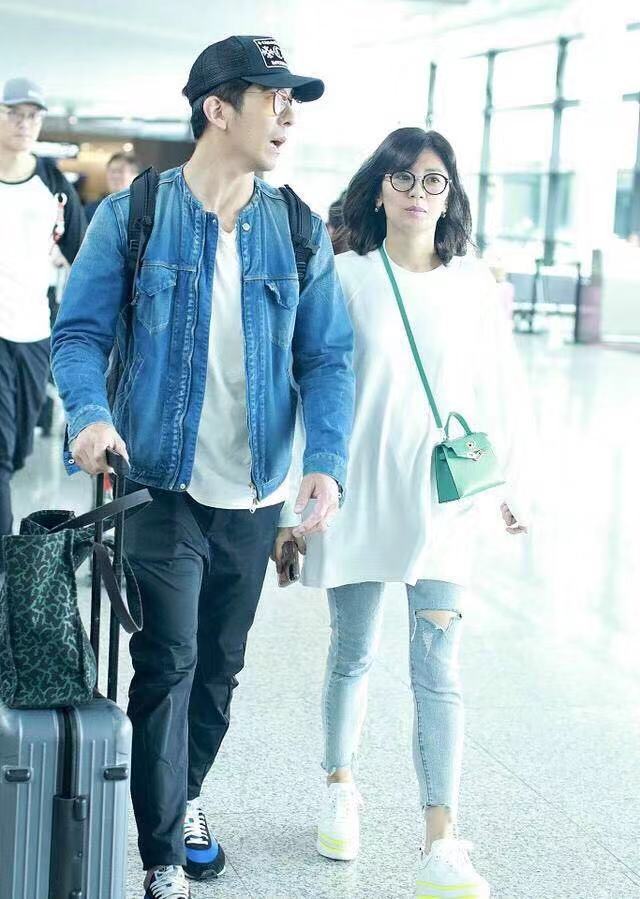 Ruby Lin And His Wife Celebrated Jia Jingwens Birthday White T Shirts