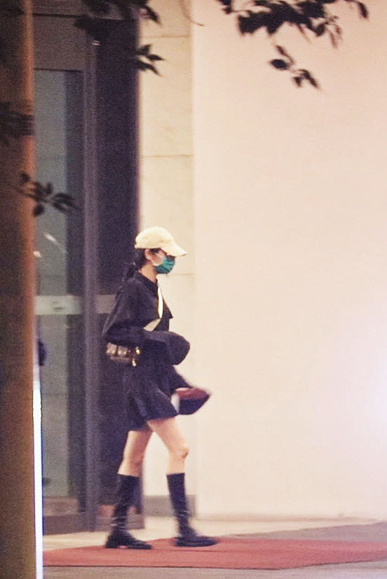 迪丽热巴机场私服 黑色衬衫裙搭配同色长靴 酷飒时髦 走路带风 资讯咖