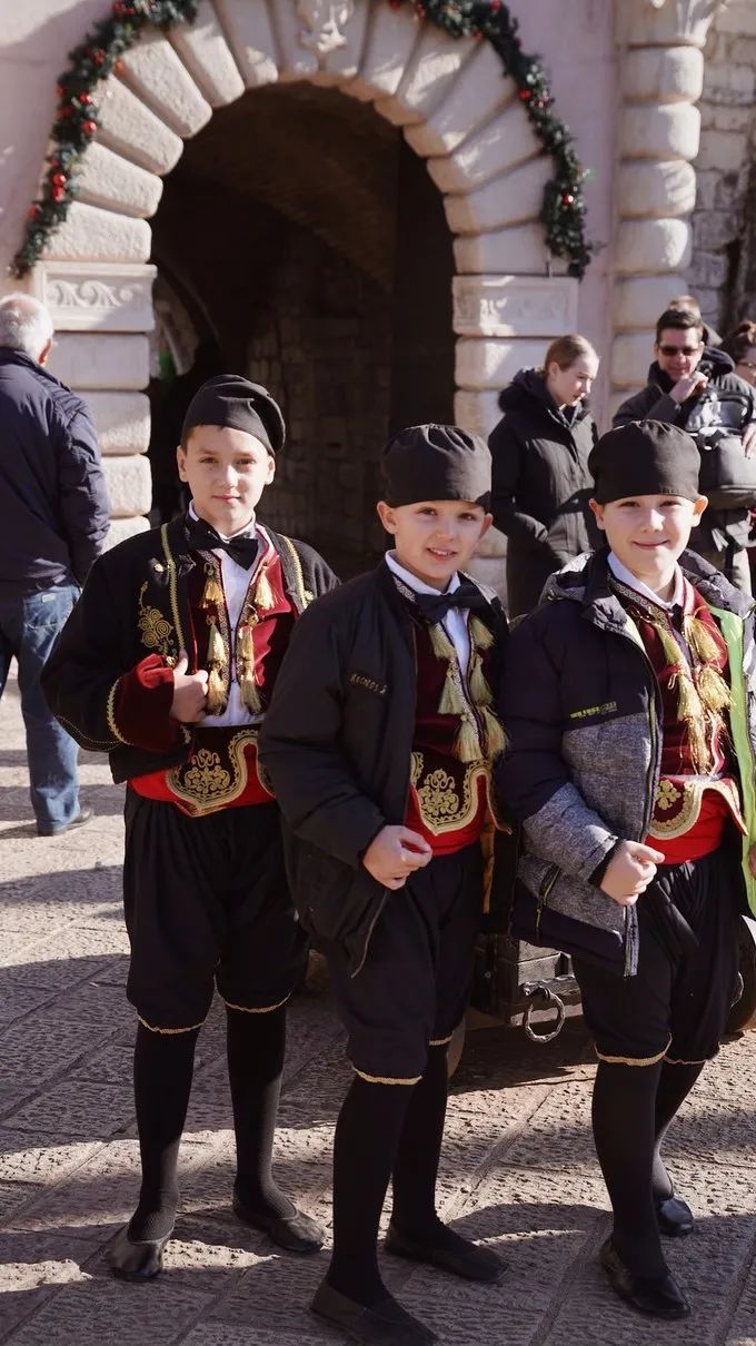 Montenegroroam the Balkans and listen to Eastern European folk songs iMedia