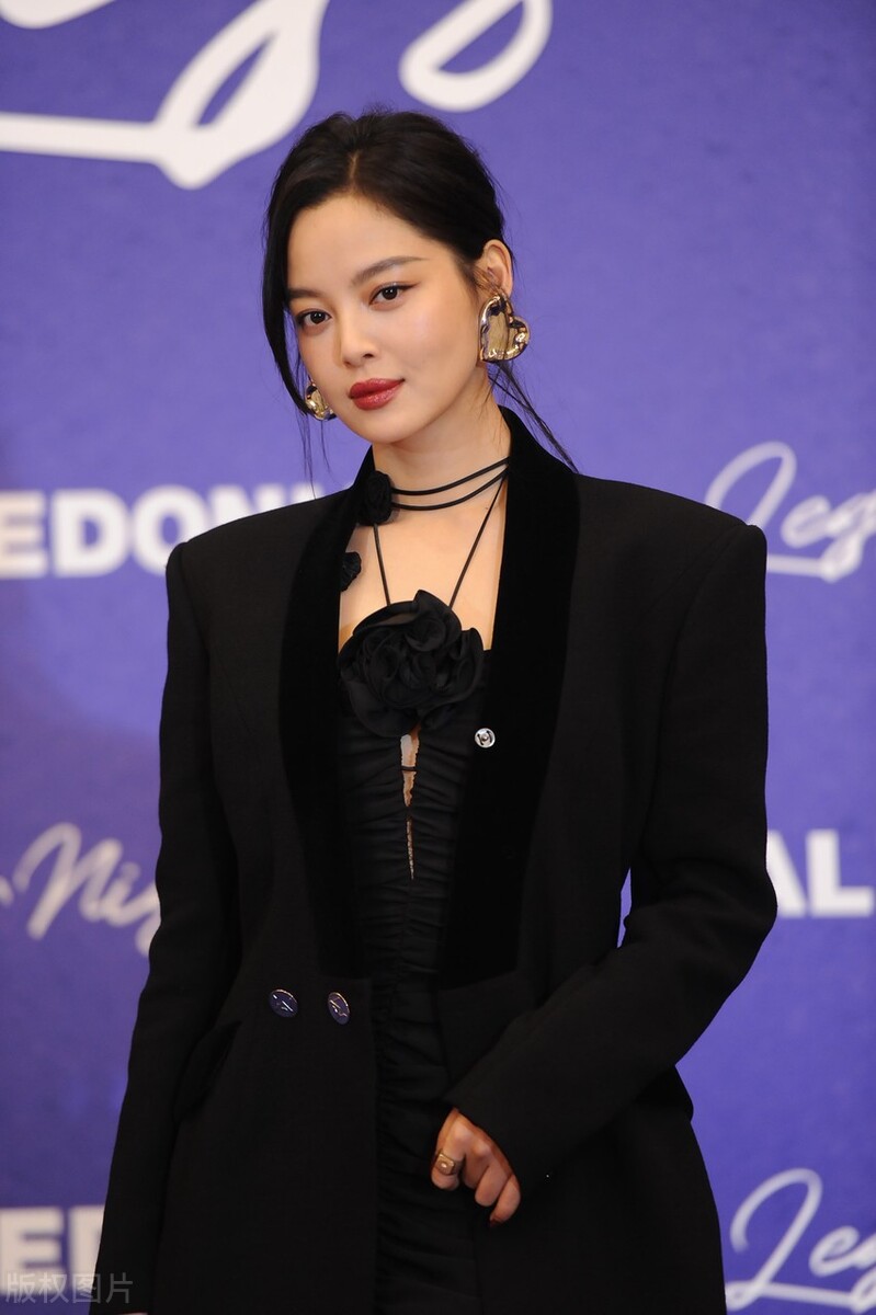 Xin Zhilei wore a black suit and stockings to attend the brand event ...