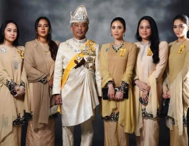 The three kings of Southeast Asia all marry their cousin queens 
