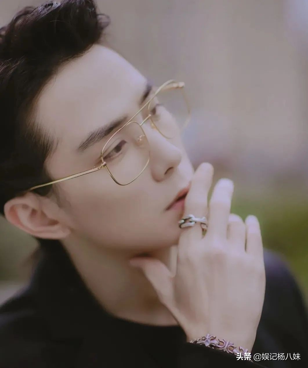 Male celebrities' glasses kill, these 10 male celebrities tell you what