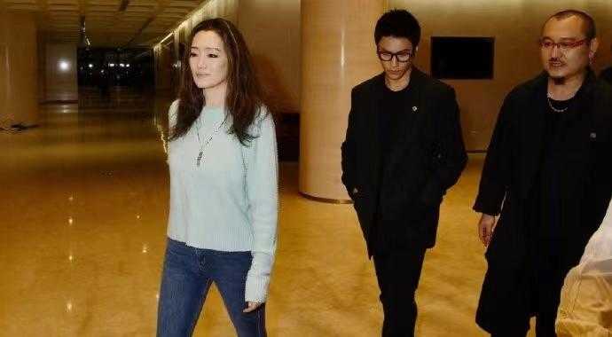 Gong Li is really amazing!Wearing a sweater and jeans is still strong ...