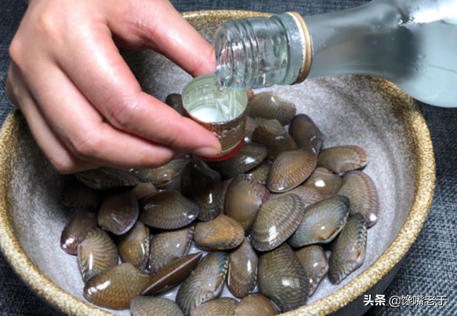 When washing clams don't just soak in salt water, the old fisherman