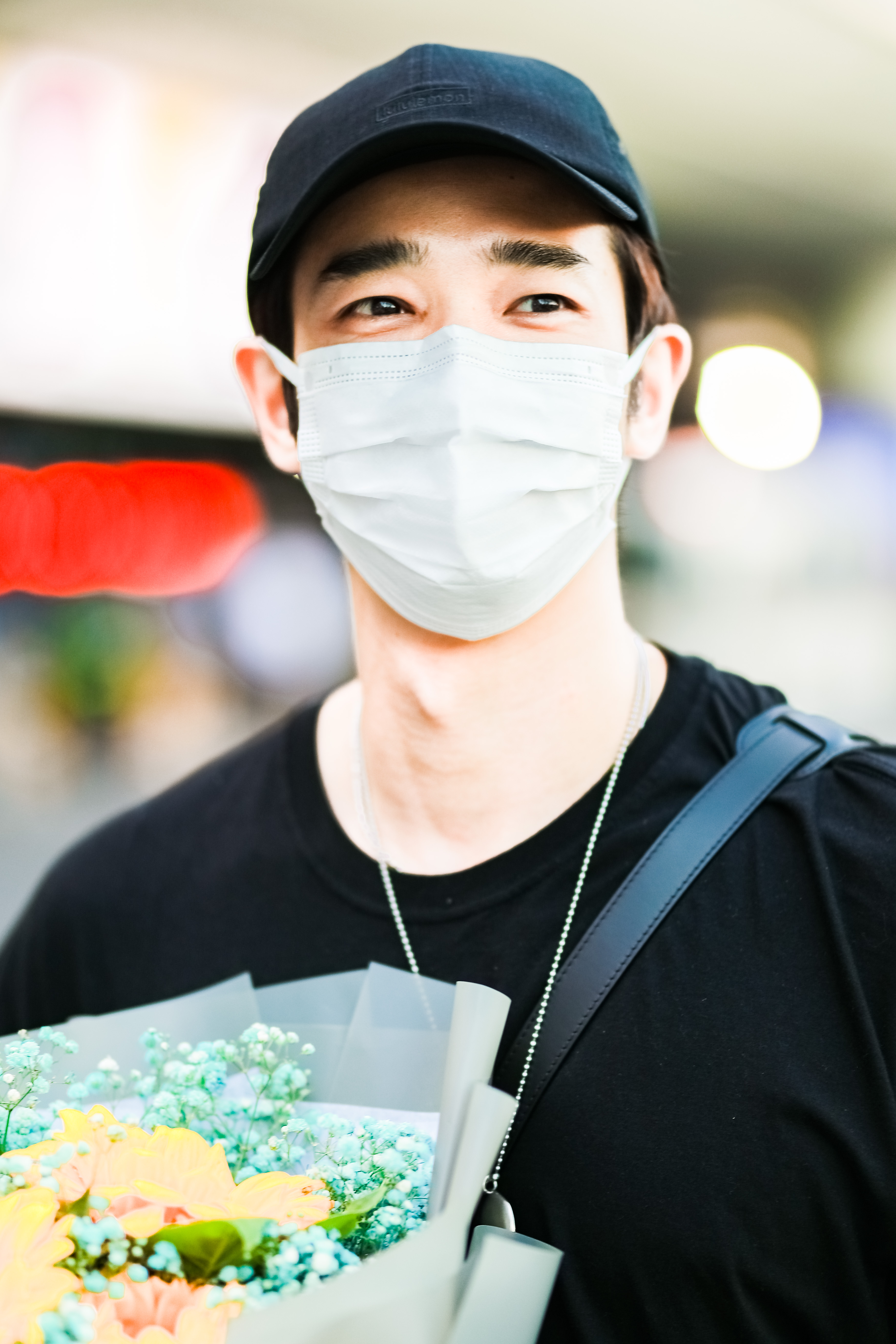 Liu Yihao showed up at the airport and was happy to receive flowers ...