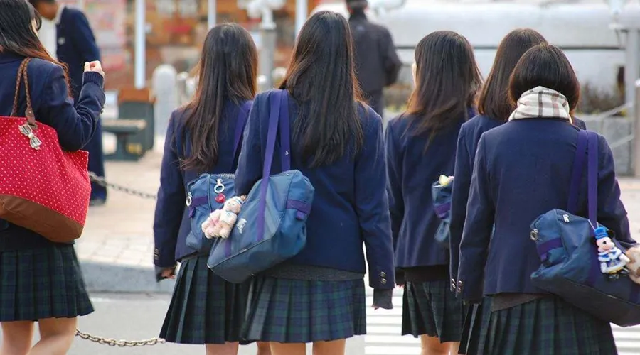 Japan promotes "genderless school uniforms" and boys can wear skirts in