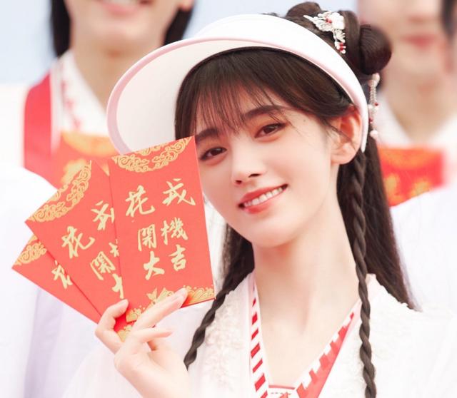 Ju Jingyi hits another new drama!The costume styling is full of aura ...