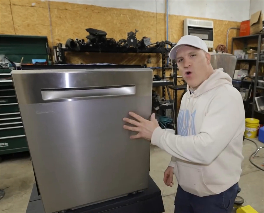 How does the dishwasher clean the dishes?After the old man put the