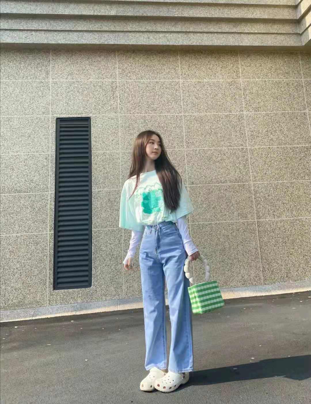 What color pants look good with a mint green top iMedia