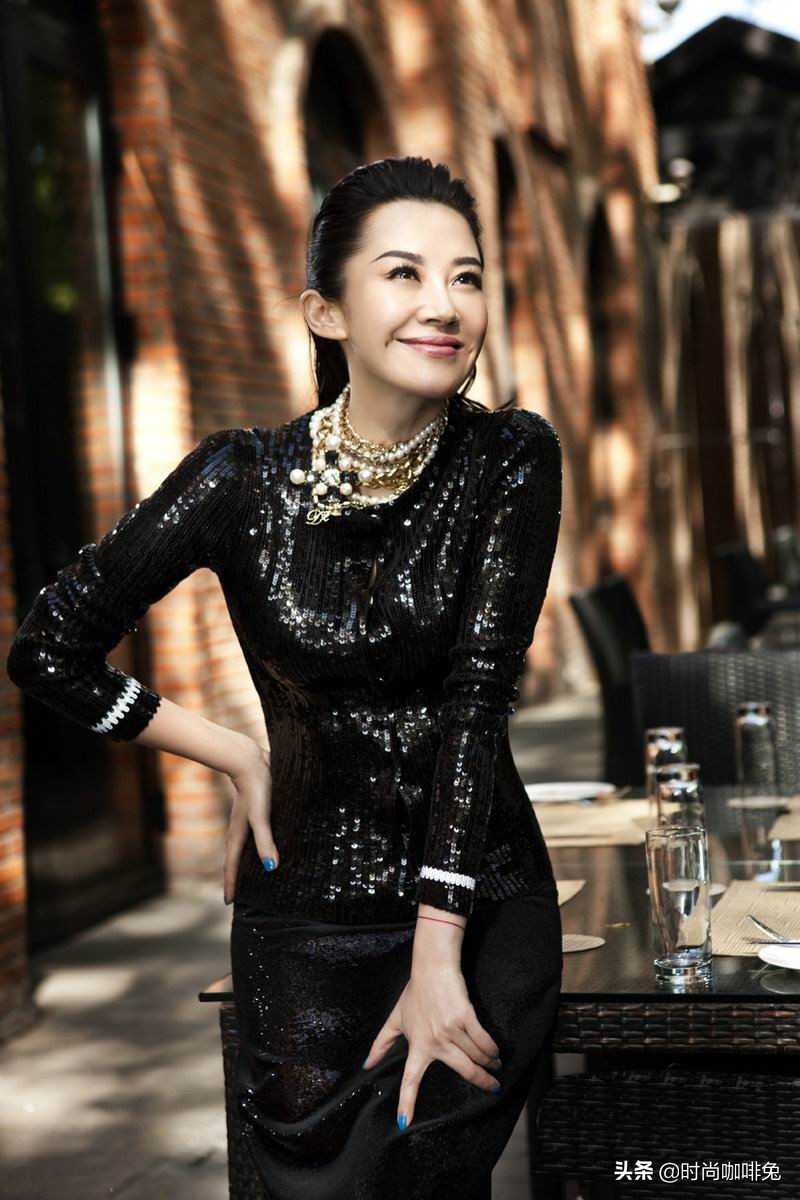 There is a kind of elegance that Xu Qing wears in fashion, showing beauty beyond age - iMedia