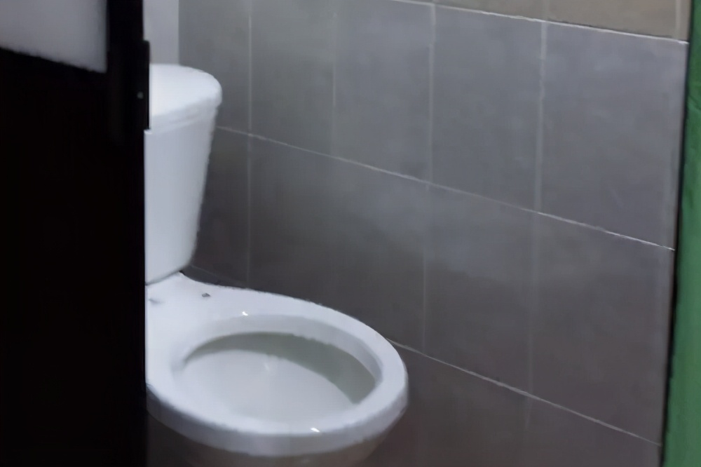 Why are there no toilet seats in Mexican toilets? iMedia