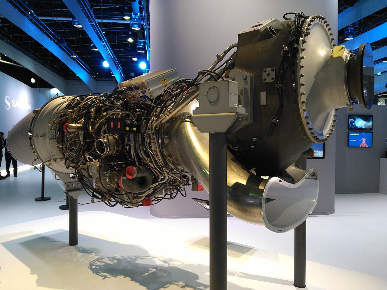 What are the advantages of the turbofan engine used in C17 compared to the Europeanmade A400M