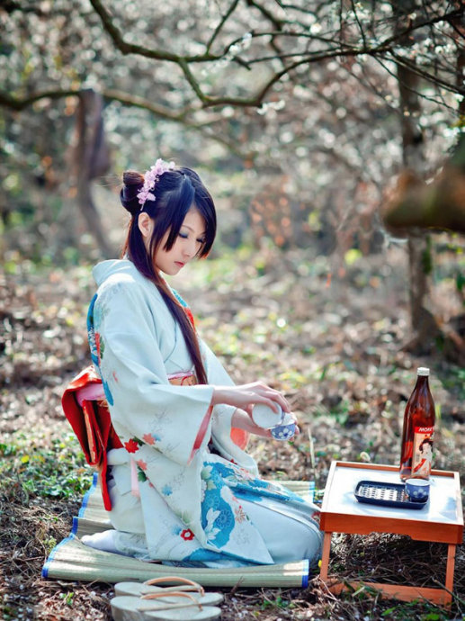 Why is the back of the kimono shaped like a pillow?Is it for beauty, or