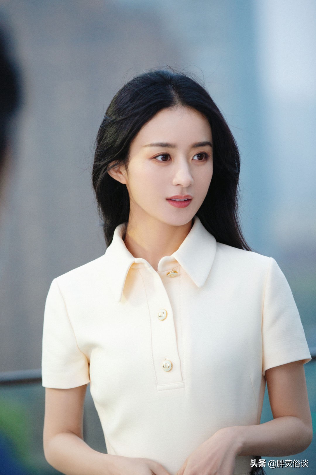 Zhao Liying deserves to be the beauty of the flourishing age, all looks ...