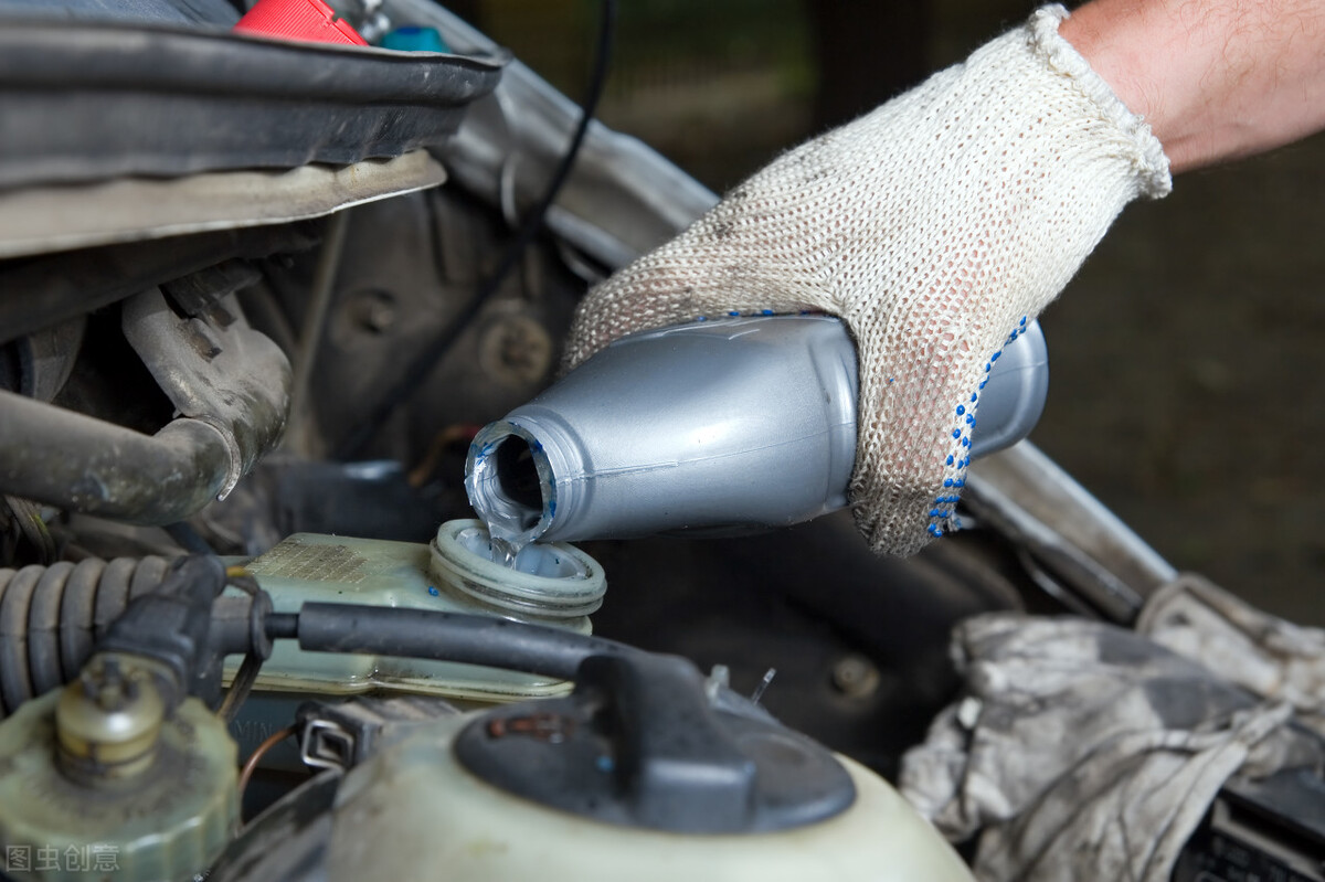 Why should the brake fluid be changed regularly?How to tell if the