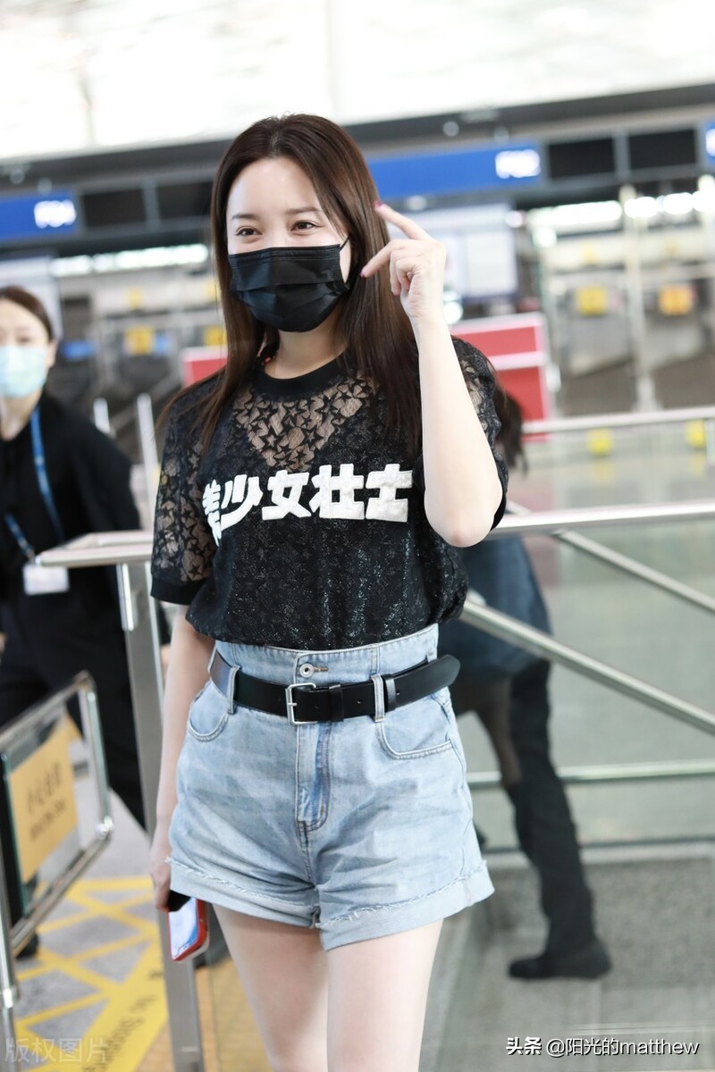 Street shot: Jinsha beautiful girl see-through top + denim shorts ...