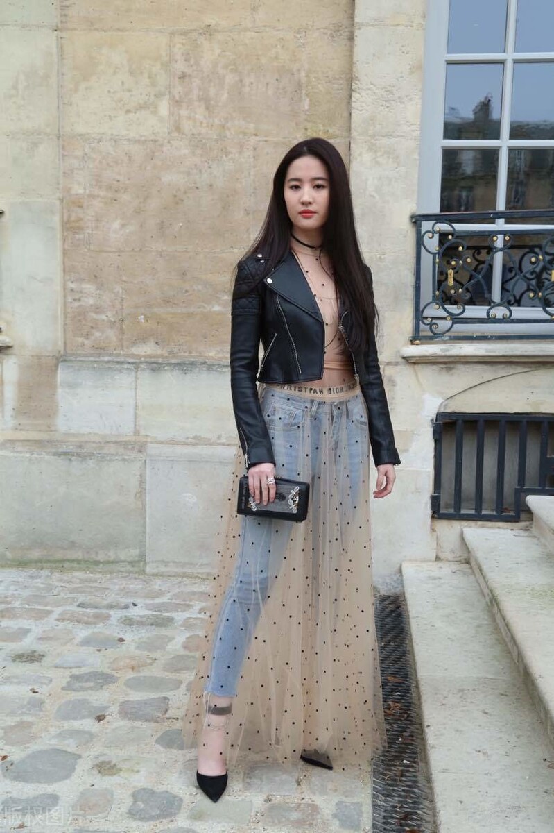 Liu Yifei went abroad beautifully. The nude color gauze skirt and jeans are refreshing and