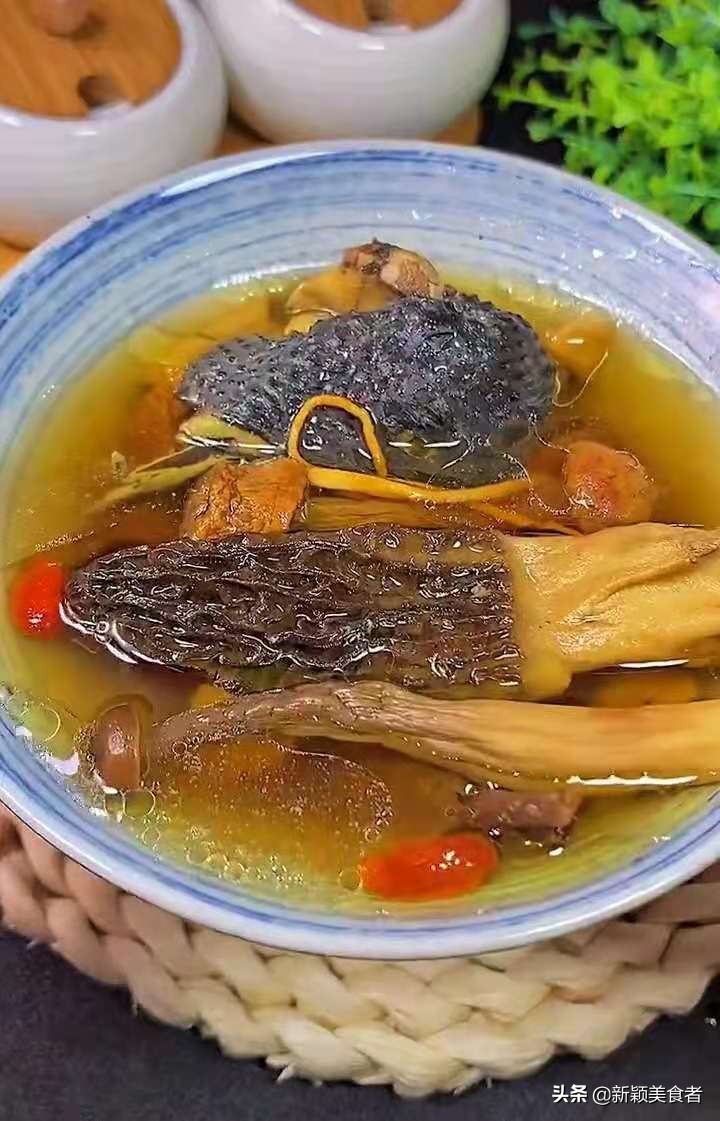 The black chicken soup made in this way is delicious, simple and