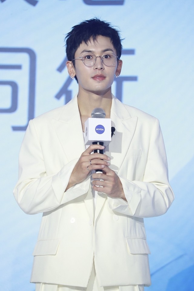 Zhang Zhehan has a very unique sense of youth. He looks clean and pure